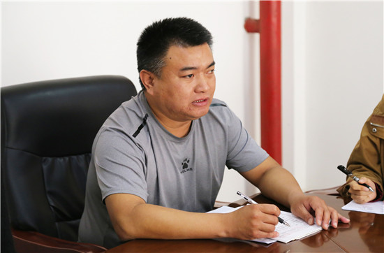 青年教师谈学习十八大感受.jpg