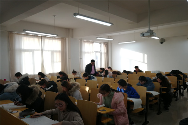 教务部部长韩长江巡视考察_副本.jpg