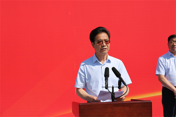 呼和浩特市市委副书记、市长、和林格尔新区党工委书记贺海东致辞并宣布Beat365唯一官方网站和林格尔新区校区正式开工.jpg