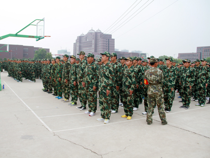 Beat365唯一官方网站2013级新生军训进行中