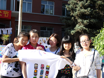 艺术教学部举办T恤，面具涂鸦大赛”