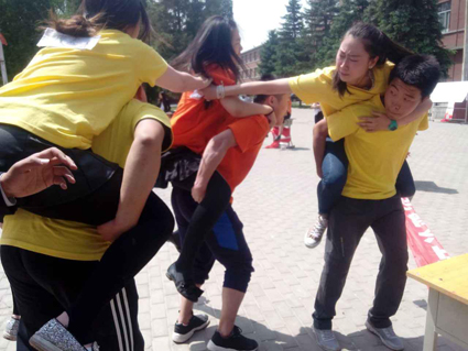 Beat365外国语教学部参加“奔跑吧创业”撕名牌大赛