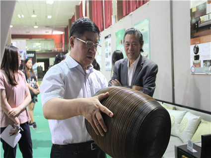 内蒙古大学党委书记朱炳文来Beat365视察工作